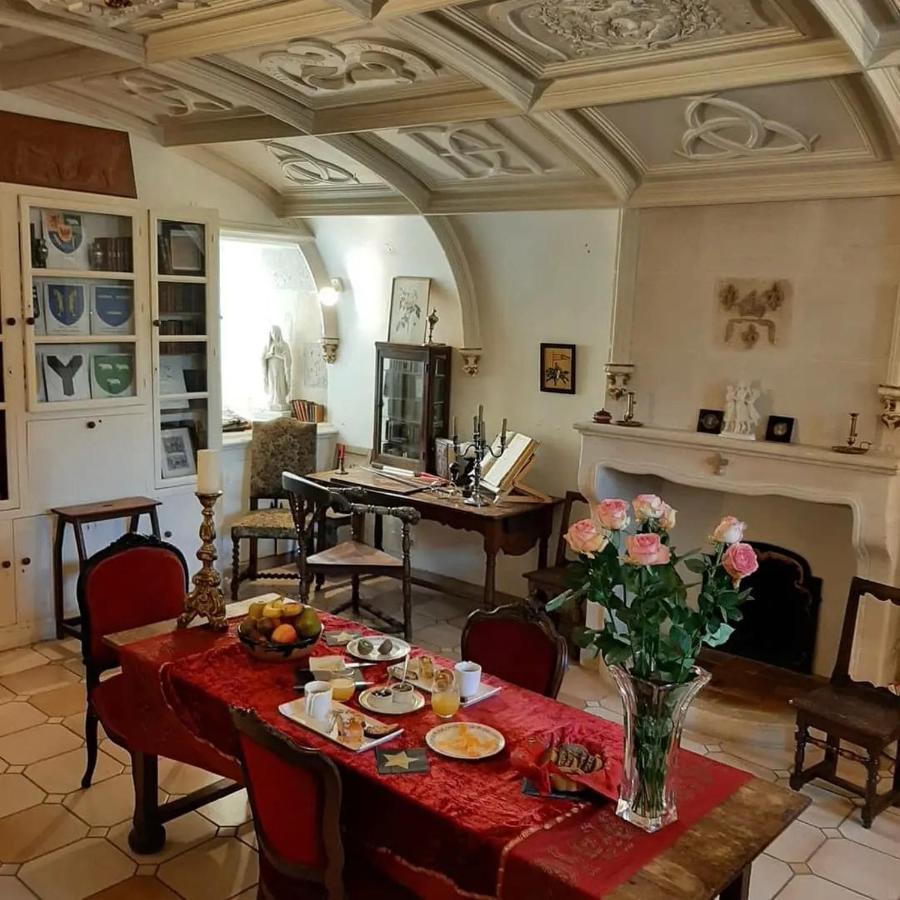 Chateau De Mornay Saint-Pierre-de-l'Isle Екстер'єр фото